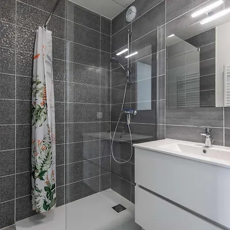 Lägenhet Neuf Avec 3 Chambres, Terrasse Et Parking, A 5 Min Du Centre De - Fr-1-401-298 Cauterets