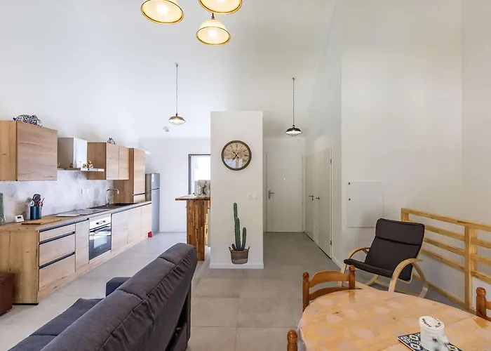 Neuf Avec 3 Chambres, Terrasse Et Parking, A 5 Min Du Centre De - Fr-1-401-298 公寓